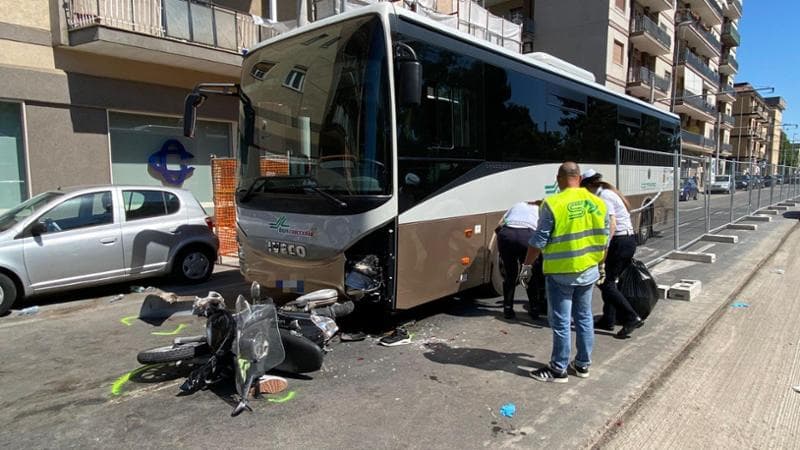 Immagine del post 20916 - Bari Bari, autobus di linea travolge scooter vicino parco 2 giugno: coppia incastrata tra le lamiere - Bari