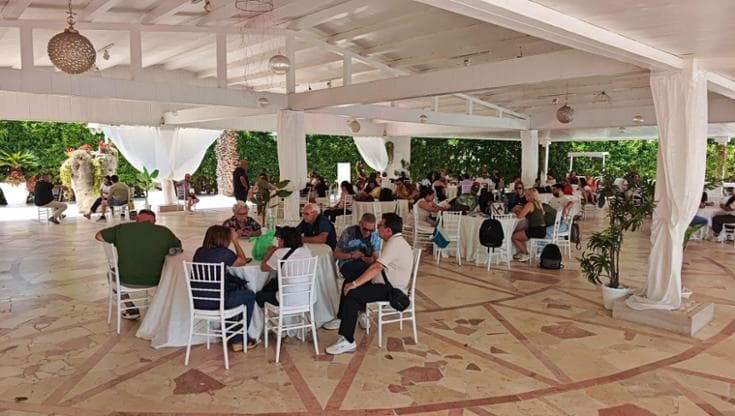 Concorsone, anche i sessantenni nel resort per un lavoro da oss: “Sogniamo ancora il posto fisso” - Bari