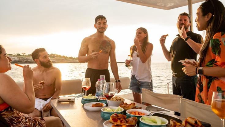 Sole, mare e aperitivi in barca, la nuova tendenza spopola dal Gargano al Salento: ecco dove - Bari