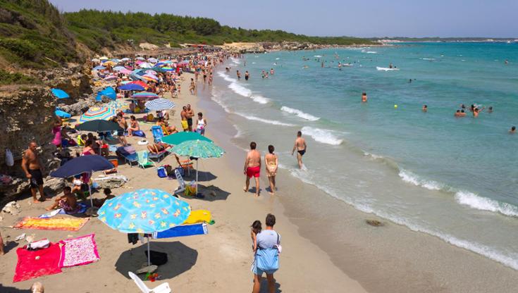 Otranto, allarme furti sotto gli ombrelloni. E c’è chi filma i ladri in diretta. “Più controlli” - Bari