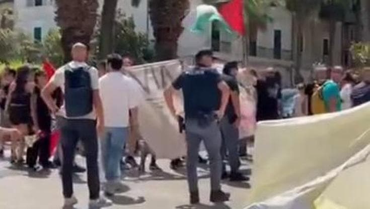 Taranto, antagonisti assaltano e distruggono il gazebo di Futuro Nazionale: “Soliti violenti rossi” - Bari