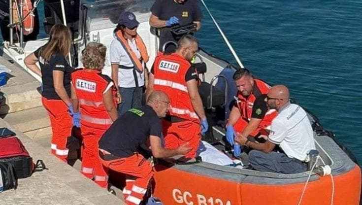 Salento, malore fatale in mare: turista tedesco 46enne muore in spiaggia davanti a moglie e figli - Bari