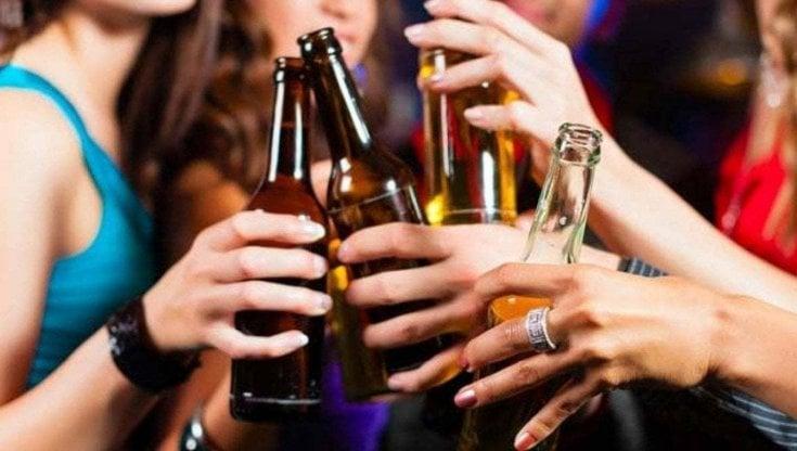 Due ragazze di 14 anni bevono vodka e svengono per strada: soccorse da una dottoressa fuori servizio - Bari
