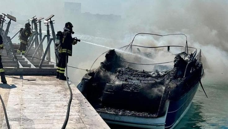 Manfredonia, incendio distrugge yacht nel porto turistico. Paura per i tre turisti a bordo - Bari