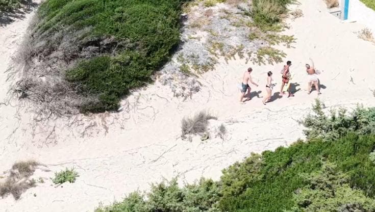 Immagine del post 10994 - Bari Porto Cesareo, bagnanti calpestano duna e lanciano rifiuti: il drone li riprende. Via ai controlli - Bari