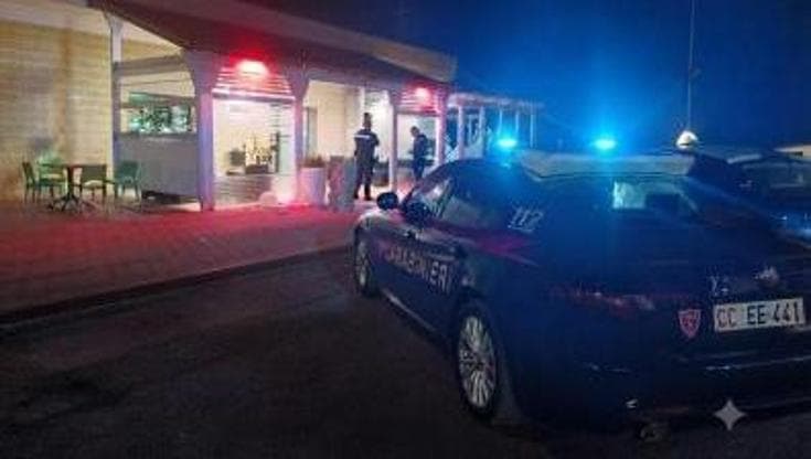 Sfondano il bar con un'auto rubata a Presicce. Il bottino: sigarette e gratta e vinci - Bari