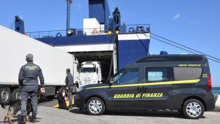 Bari, fermato nel porto furgone con tre missili da guerra: arrestato francese sbarcato da Patrasso - Bari