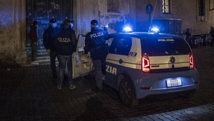“Sesso e soldi se rivuoi il telefono”: il ricatto dopo le violenze su una donna: arrestato 21enne - Bari