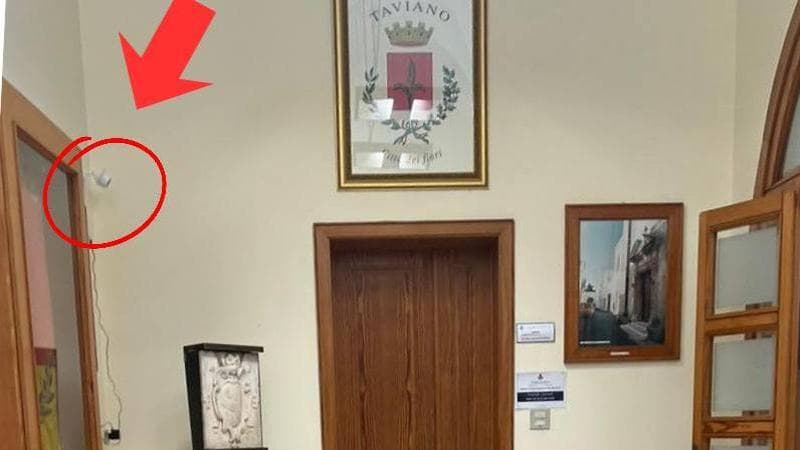 Immagine del post 12018 - Bari Salento, sindaco mette telecamere in Comune: “Sicurezza”. L’opposizione: “Violazione della privacy” - Bari