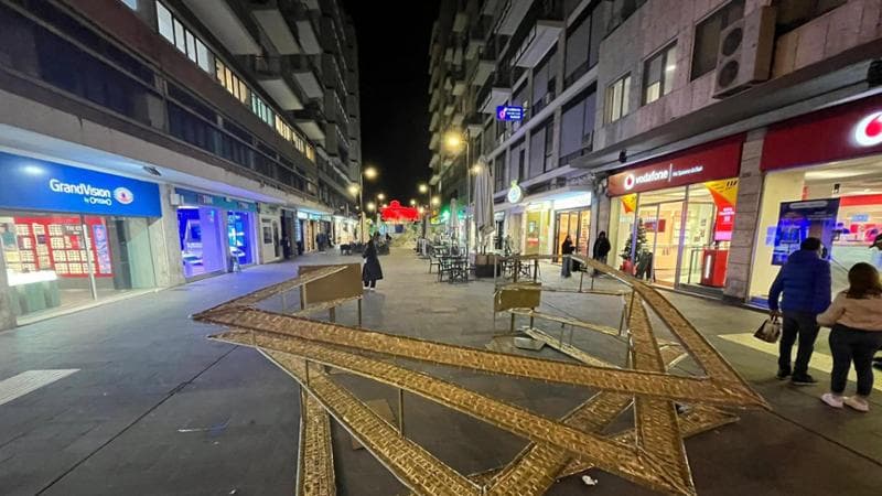 Immagine del post 14286 - Bari Bari, paura in via Sparano: crolla decorazione luminosa a forma di stella - Bari