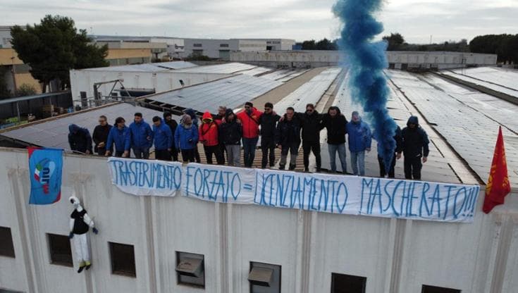 Immagine del post 16412 - Bari “No al trasferimento”, operai Vestas salgono sul tetto del capannone con un fantoccio impiccato - Bari