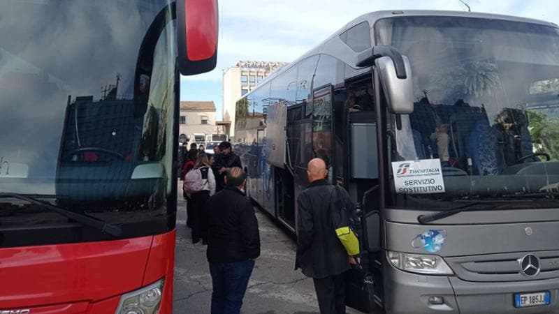 Disagi e ritardi per i pendolari della Bari-Taranto: “Bus sostitutivi pochi e costano di più” - Bari