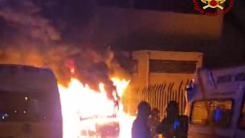 Immagine del post 16406 - Bari Bari, incendio lambisce nella notte la chiesa di San Gabriele: al San Paolo distrutte 3 ambulanze - Bari