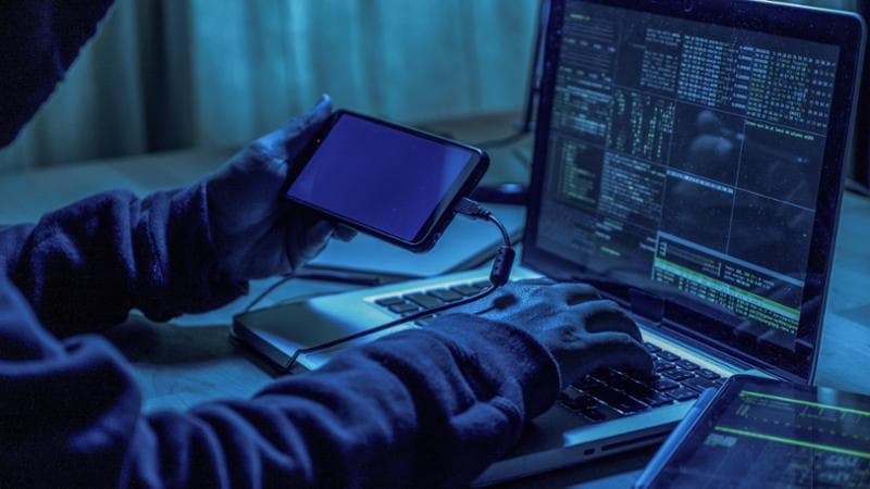 Immagine del post 2790 - Bari Grottaglie, rubano 7 computer a scuola: quattro denunciati. Tre sono minorenni - Bari