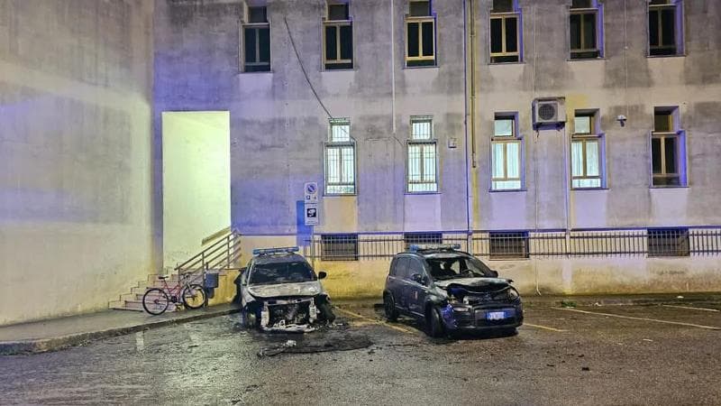 Immagine del post 4667 - Bari Oria, date alle fiamme le due auto della polizia locale davanti al municipio. ''Attacco allo Stato'' - Bari