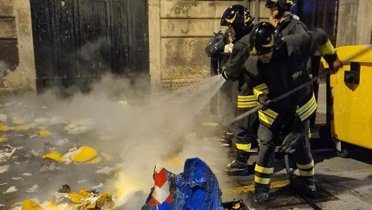 Bari, quasi un rogo al giorno all’angolo tra via Trevisani e via Bovio: “Un rischio continuo” - Bari