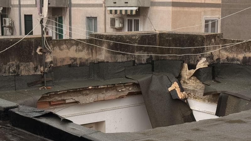 Taranto, crolla il solaio di un palazzo: neonato salvo per miracolo. Culla sfiorata dai calcinacci - Bari