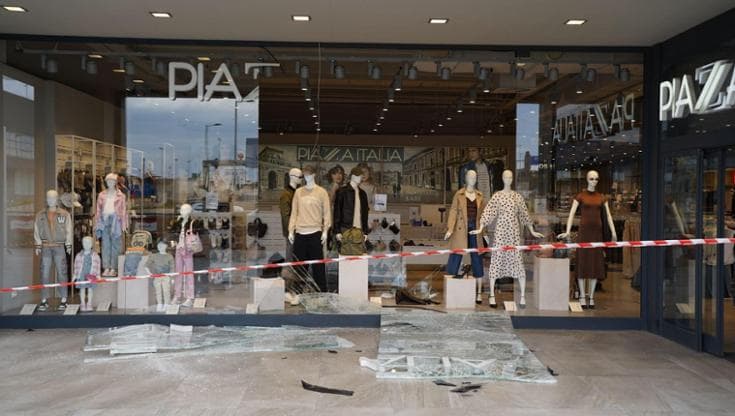Immagine del post 18696 - Bari Bari, la banda delle spaccate al Mongolfiera Santa Caterina: minacce con pistola al vigilante - Bari