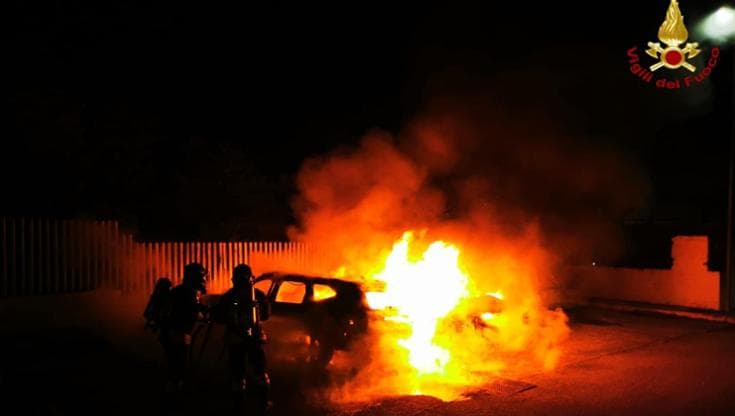 Immagine del post 19788 - Bari Tre veicoli a fuoco nella notte a Noicattaro: intervento di emergenza per l’auto gpl - Bari
