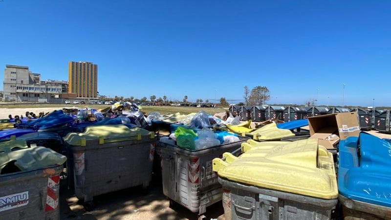 Arrivano i cassonetti hi-tech a Bari, ma i vecchi sono ancora pieni di fronte al mare - Bari