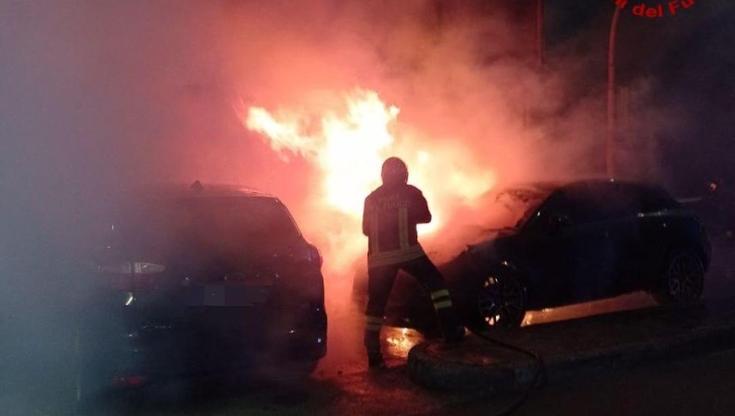 Immagine del post 7662 - Bari Notte di paura a Brindisi, rogo di tre auto si estende a condominio: 5 in ospedale. Soccorso neonato - Bari