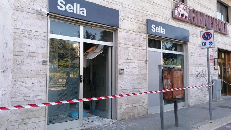 Immagine del post 7664 - Bari Assalto al bancomat nel centro di Barletta, i ladri in fuga con un chiodo bloccano la polizia - Bari