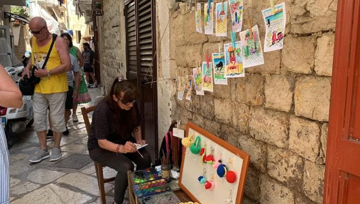 Immagine del post 20938 - Bari Bari vecchia, acquerelli come souvenir: nella strada delle orecchiette l’idea della prof in pensione - Bari