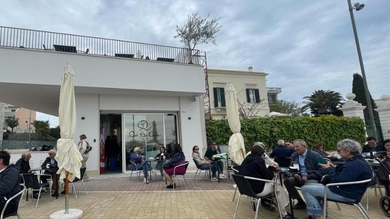 Immagine del post 20924 - Bari Nessuna irregolarità nel restyling di “Qui si gode”, lo storico bar vince la causa contro una vicina - Bari