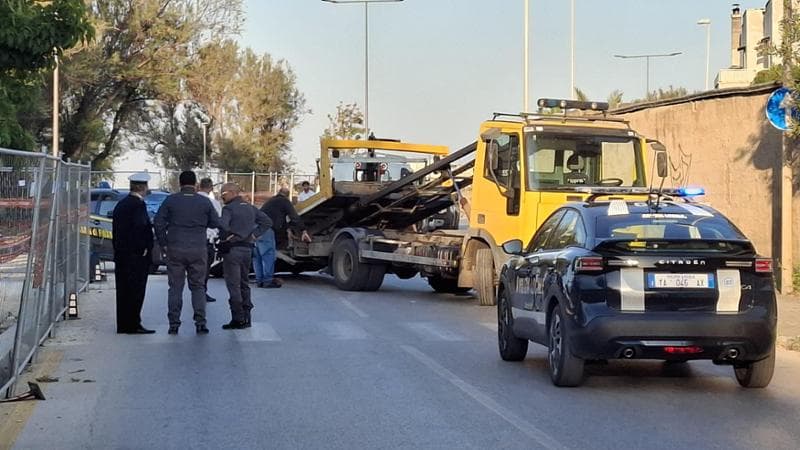 Bari, scontro frontale sul lungomare con auto della guardia di finanza: grave una donna - Bari
