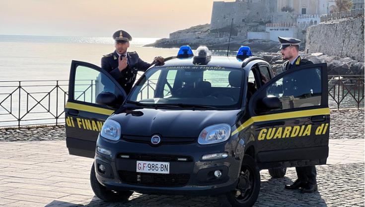 Immagine del post 8938 - Bari Vieste, facevano shopping durante l’orario di servizio: denunciati 33 dipendenti di una scuola - Bari