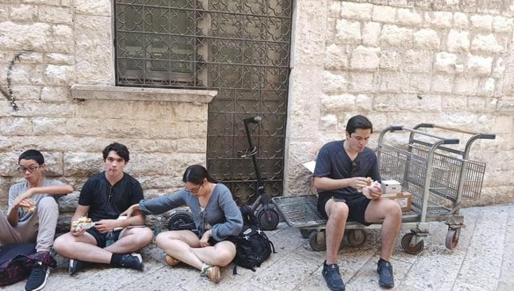 Tavolini selvaggi, multe e rivolte dopo il blitz a Bari vecchia: “Ora i turisti mangiano per terra” - Bari