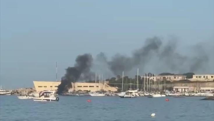 Immagine del post 10078 - Bari Otranto, paura per il fumo nero nel porto: brucia una barca ormeggiata. Nessun ferito - Bari