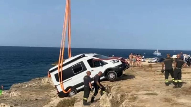 Immagine del post 10092 - Bari Polignano a Mare, van precipita da scogliera e rischia di travolgere i bagnanti. Paura in spiaggia - Bari