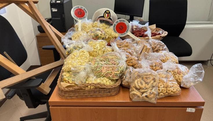 Immagine del post 11035 - Bari Bari vecchia, nuovo sequestro di orecchiette, taralli e pomodori secchi. “Tolleranza zero” - Bari