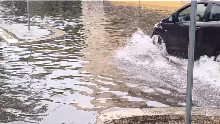 Pioggia d'estate, violento temporale si abbatte su Foggia: strade allagate e auto in panne - Bari