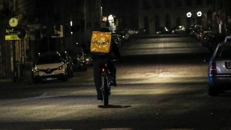 Immagine del post 12078 - Bari Foggia, paura per un rider aggredito e rapinato: “Ora dovrò risarcire la piattaforma di consegne” - Bari