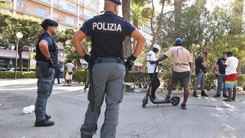 Immagine del post 12057 - Bari Bari, tentato omicidio in piazza Umberto: arrestato un uomo. Ha provato a sgozzare un altro migrante - Bari