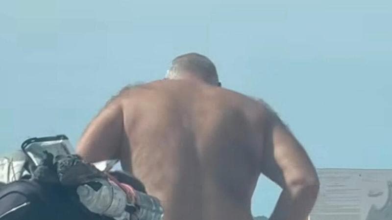 Turismo cafone a Gallipoli, ancora una denuncia: turisti si spogliano sul lungomare dopo un bagno - Bari