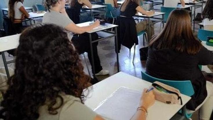 Immagine del post 12072 - Bari Violentata dal compagno della mamma: studentessa di 14 anni lo racconta in un tema e lo fa arrestare - Bari