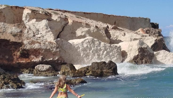 Crolla la falesia a Monopoli, a rischio il lido dei disabili. “Da anni Cala Monaci era in pericolo” - Bari