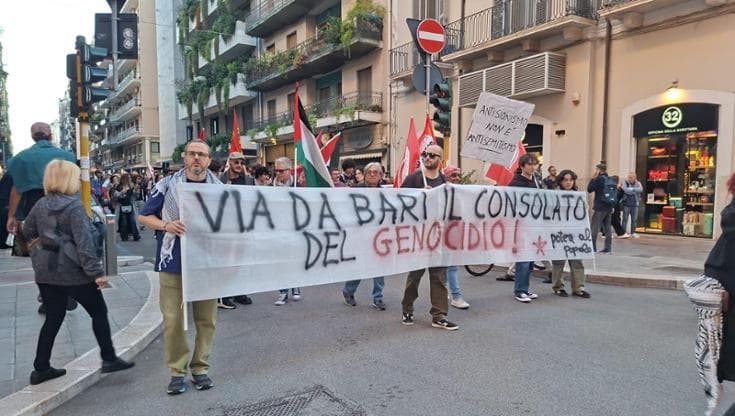 Immagine del post 25371 - Bari “Assassini”: a Bari gli studenti scendono in piazza per chiedere la chiusura del consolato d’Israele - Bari