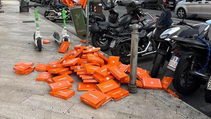 Scempio in centro, lo sponsor del Bari distribuisce maglie e gadget ma i rifiuti invadono il corso - Bari