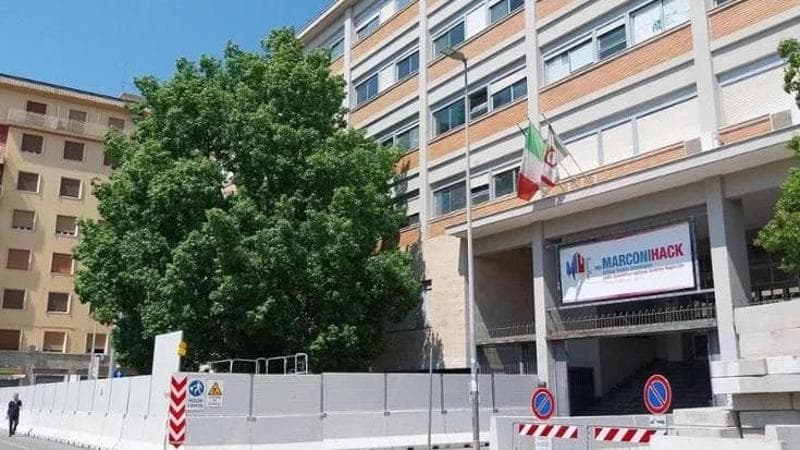 Immagine del post 13126 - Bari Liceo Marconi-Hack a Bari, il trasloco fermo per un certificato: “Studenti e famiglie sotto stress” - Bari