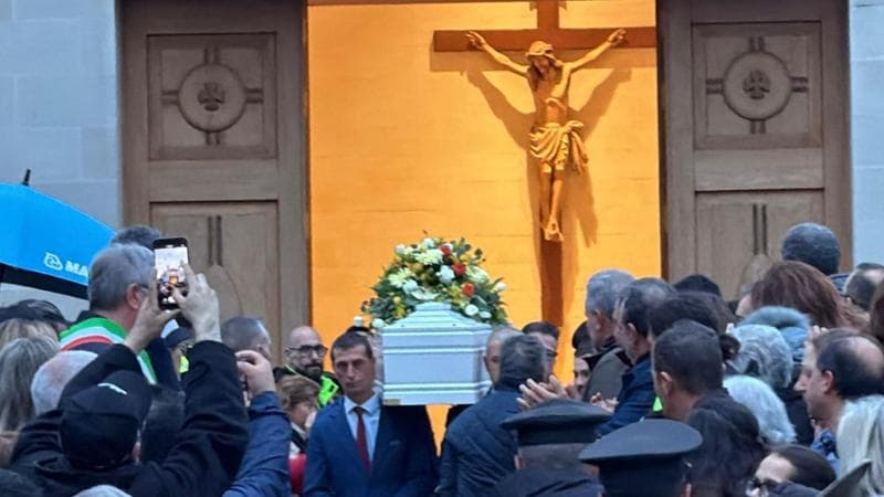Addio al piccolo Elia, ucciso dalla mamma: Calimera si è fermata. “Nelle famiglie serve il dialogo” - Bari