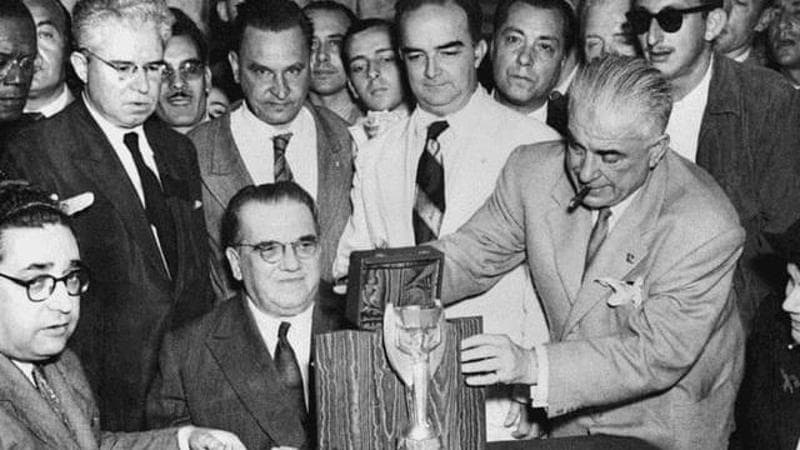 Immagine del post 15359 - Bari “Hitler voleva la Coppa Rimet, mia zia la nascose sotto il letto e i pugliesi salvarono il trofeo” - Bari