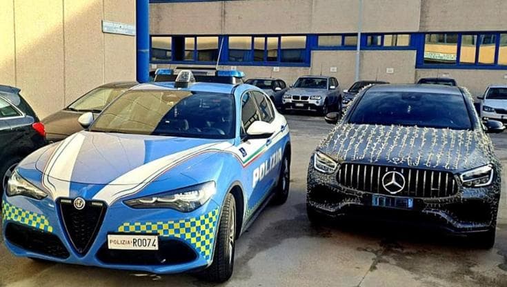 Mercedes addobbata come un albero di Natale, la polizia multa automobilista barese virale sui social - Bari