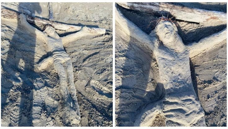 A Gallipoli la mareggiata spinge sulla spiaggia tronchi e l’artista Cosimo Primiceri crea una croce - Bari