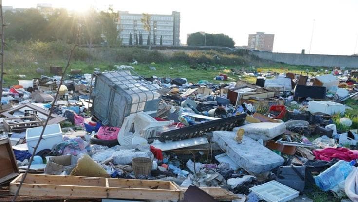 Bari, discarica a cielo aperto vista ospedale: al San Paolo lì da un mese. “Ma nessuno fa nulla” - Bari