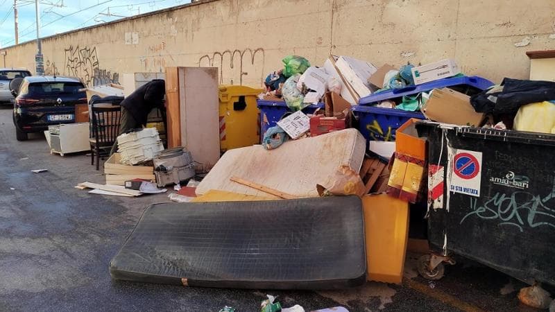 Immagine del post 16463 - Bari Bari, i mobili del trasloco abbandonati in strada: scoperto responsabile: pagherà le spese dell’Amiu - Bari