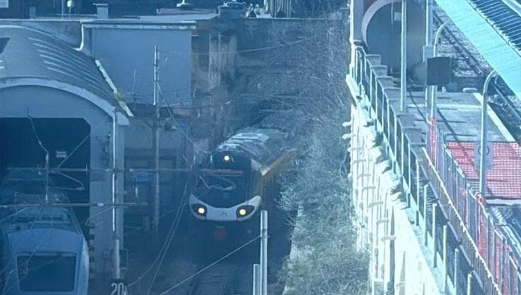 Immagine del post 16488 - Bari Bari, guasto a un treno della Ferrotramviaria: circolazione bloccata. “Due ore di fuoco” - Bari